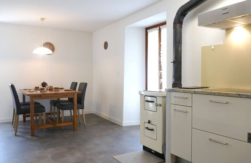 Grono House | Stunning private villa for 5 guests with WIFI, TV, patio, pets allowed and panoramic view
