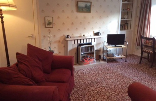 Murthly House | Stunning private villa for 2 guests with TV and parking