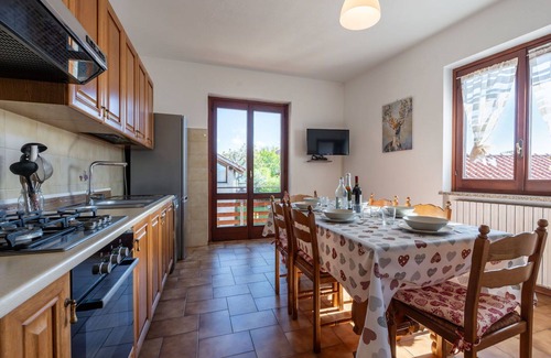 Pella House | Stunning private villa for 6 guests with WIFI, TV, patio, pets allowed and parking