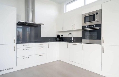 Linden House | Stunning private villa for 8 people with WIFI, TV, terrace and parking