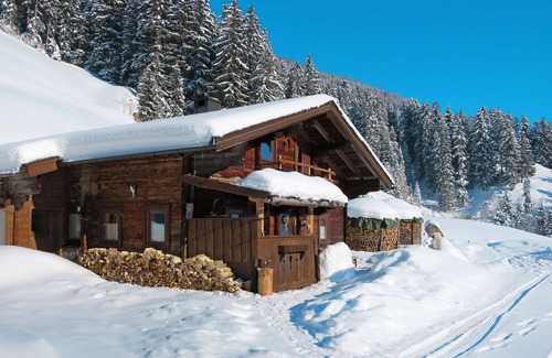 Hippach House | Stunning private villa for 13 people with WIFI, TV, terrace and pets allowed