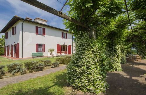 Lari Villa | Stunning private villa for 9 people with WIFI, TV, patio and parking