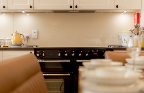 Maybole House | Stunning private villa for 8 guests with WIFI, TV, terrace, pets allowed, panoramic view and par.