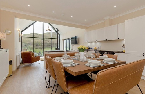 Maybole House | Stunning private villa for 8 guests with WIFI, TV, terrace, pets allowed, panoramic view and par.