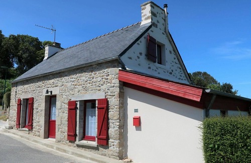 Plouider House | Stunning private villa for 4 guests with WIFI, TV, terrace, pets allowed and parking