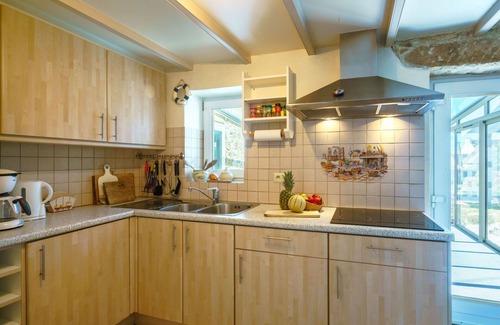Plogoff House | Stunning private villa for 6 people with TV, terrace, pets allowed and parking