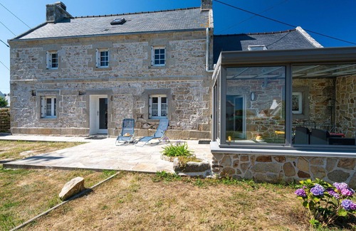 Plogoff House | Stunning private villa for 6 people with TV, terrace, pets allowed and parking
