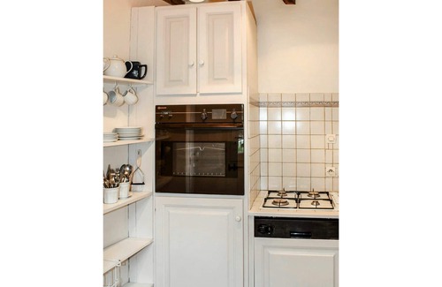Luynes House | Stunning private villa for 2 guests with WIFI, TV, terrace and parking