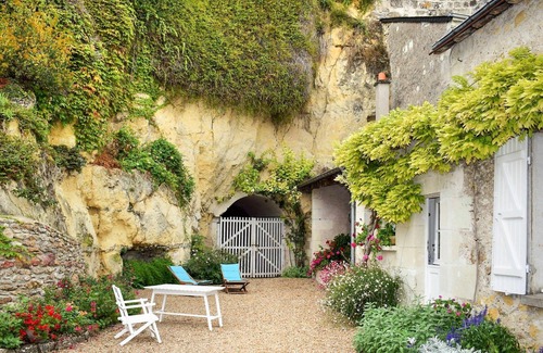 Luynes House | Stunning private villa for 2 guests with WIFI, TV, terrace and parking