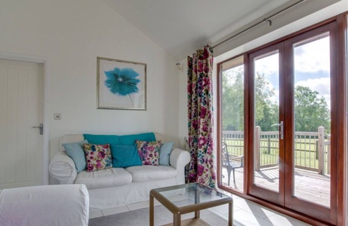 Cranbrook House | Stunning private villa for 3 guests with WIFI, TV and parking