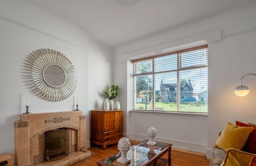 Drumnadrochit Villa | Stunning private villa for 2 people with WIFI, TV, patio and parking