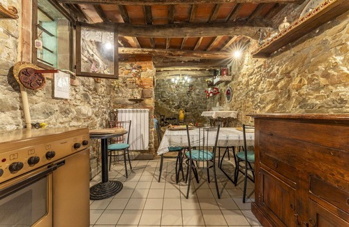 Uzzano Villa | Stunning private villa for 5 guests with WIFI, private pool, pets allowed and parking