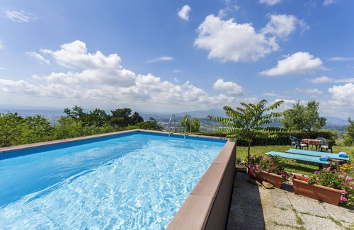 Uzzano Villa | Stunning private villa for 5 guests with WIFI, private pool, pets allowed and parking