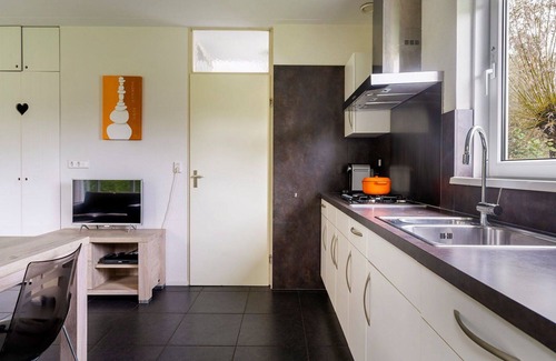 Eernewoude House | Stunning private villa for 5 guests with WIFI, TV, patio and parking