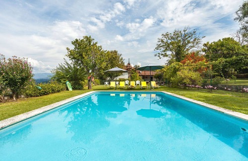 Gondufe Villa | Stunning private villa for 10 guests with WIFI, pool, TV, terrace and parking