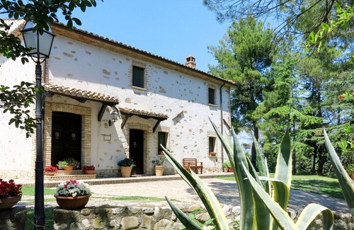 Penne House | Stunning private villa with WIFI, private pool, A/C, TV, patio, pets allowed and parking