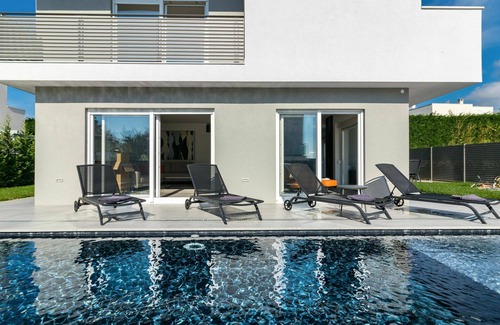 Dajla Villa | Stunning private villa with A/C, WIFI, private pool, hot tub, TV, patio, panoramic view and park.