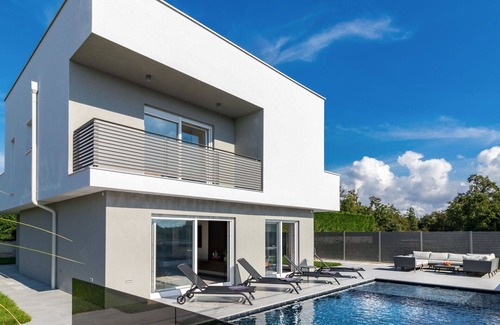 Dajla Villa | Stunning private villa with A/C, WIFI, private pool, hot tub, TV, patio, panoramic view and park.