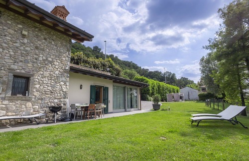 Cremignane Villa | Stunning private villa with WIFI, A/C, private pool, TV, patio, pets allowed and parking