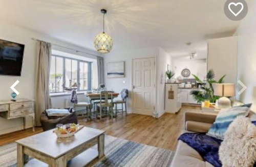 Charlestown House | Stunning property in amazing location near harbour/beach!