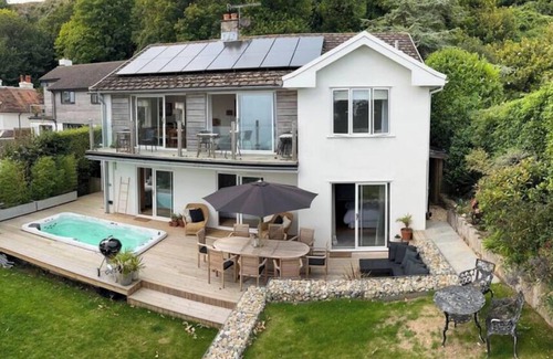 Niton House | Stunning property with sea views and swimspa