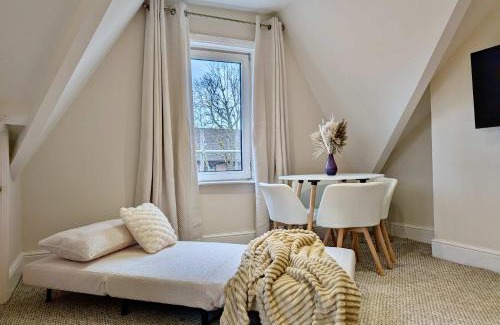 West Finchley Apartment | Stunning Property with Garden and Parking