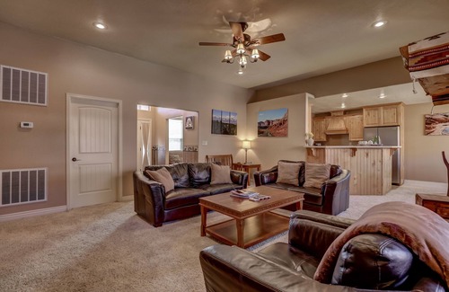 Kanab House | Stunning Red Rock Views with Cal King Bed