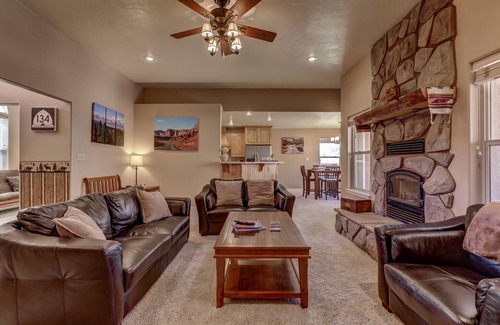 Kanab House | Stunning Red Rock Views with Cal King Bed