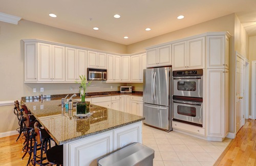 Rehoboth Beach House | Stunning Rehoboth Beach End Unit Townhouse Waterviews Pool Parking
