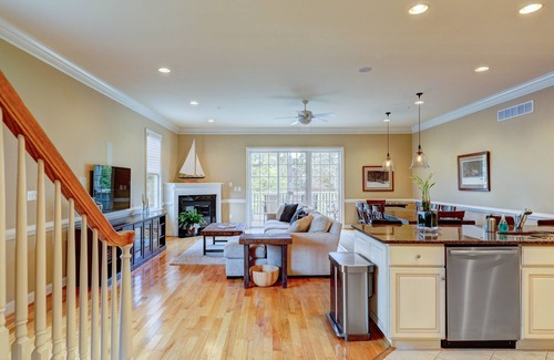 Rehoboth Beach House | Stunning Rehoboth Beach End Unit Townhouse Waterviews Pool Parking