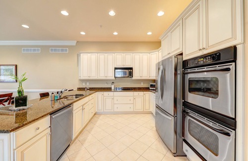 Rehoboth Beach House | Stunning Rehoboth Beach End Unit Townhouse Waterviews Pool Parking
