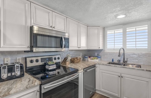 Destin Condo | Stunning Remodel*Panoramic Views*Heated Pool/Spas