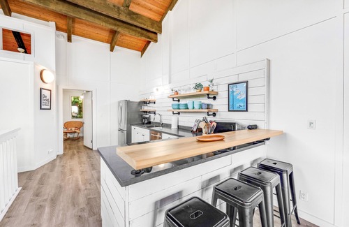 Princeville Condo | Stunning renovated condo with partial ocean view, onsite pool - walk to beach