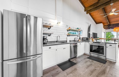 Princeville Condo | Stunning renovated condo with partial ocean view, onsite pool - walk to beach