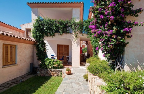 Tanaunella Apartment | Stunning Residence Bouganvillage Studio sleeps 2 plus child bed