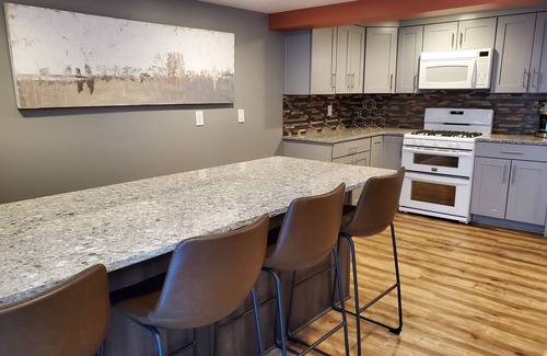 Sandy House | Stunning Retreat & Mountain Views from Hot Tub! Five min to base of ski canyons!