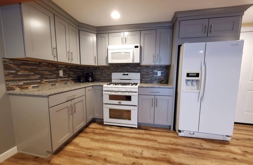 Sandy House | Stunning Retreat & Mountain Views from Hot Tub! Five min to base of ski canyons!