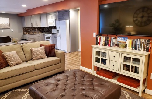 Sandy House | Stunning Retreat & Mountain Views from Hot Tub! Five min to base of ski canyons!