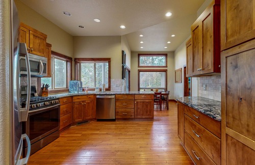 Deer Park House | Stunning Retreat with Huge Hot Tub & Deck | 10 SHARC Passes, 2 Master Suites