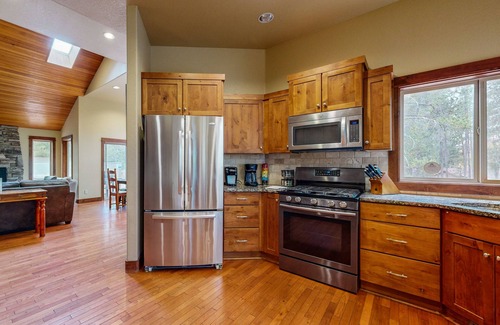 Deer Park House | Stunning Retreat with Huge Hot Tub & Deck | 10 SHARC Passes, 2 Master Suites
