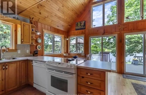 Weldford Cottage | Stunning River View!nn
