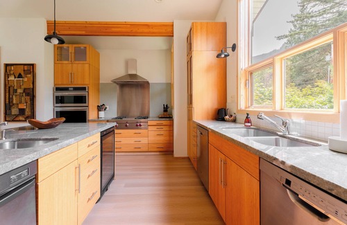 Gold Bar House | Stunning Riverside Resort w/view, hot tub, sauna!