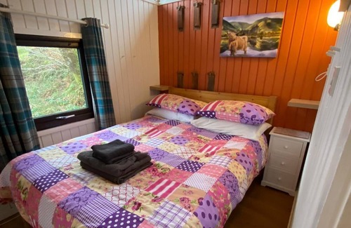 Taynuilt Cabin | Stunning Romantic Lakeside Private Cabin - Hot Tub & Cosy Fireplace