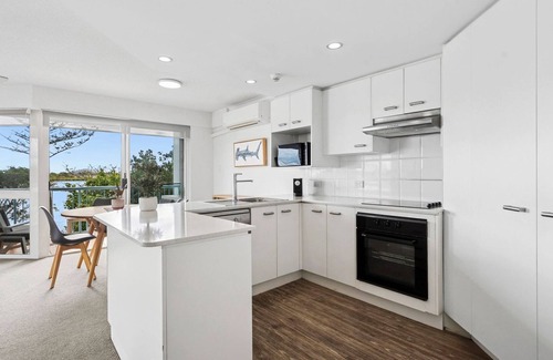Maroochydore Apartment | Stunning Rooftop Retreat with Private Jacuzzi on the Maroochy River