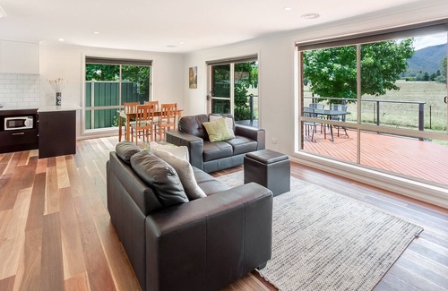 Porepunkah House | Stunning rural views of the Alpine region, a spacious modern unit for all...