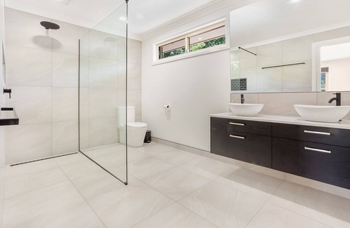 Porepunkah House | Stunning rural views of the Alpine region, a spacious modern unit for all...