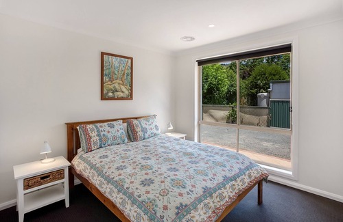 Porepunkah House | Stunning rural views of the Alpine region, a spacious modern unit for all...