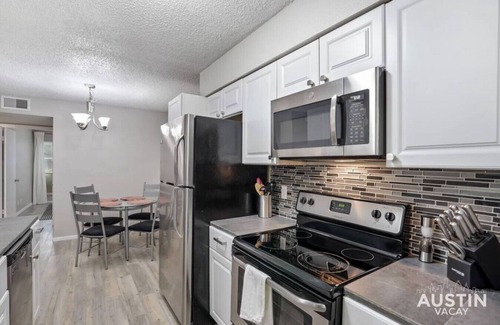 Galindo Condo | Stunning S Lamar Apt | Walk to Music + Bars + Food