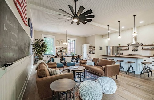 Bridgton House | Stunning Schoolhouse & Library*Barn Game Room*2 Hot Tubs*Minutes to Lakes