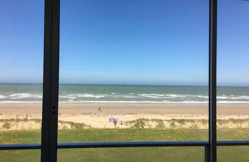 Le Home Apartment | Stunning Sea View Apartment in Varaville – Beachfront Loggia, Sleeps 4